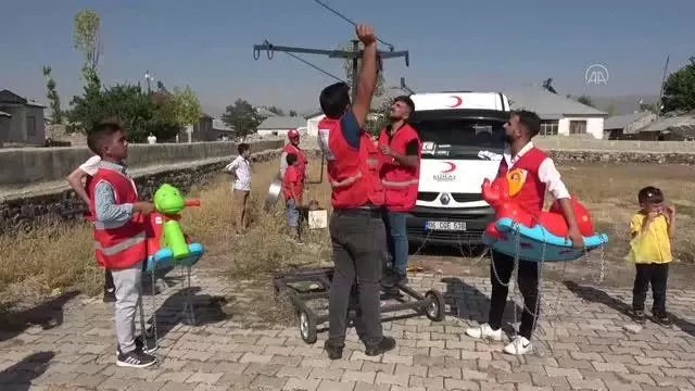 Kızılay gönüllülerinden çocuklara atlı karınca sürprizi