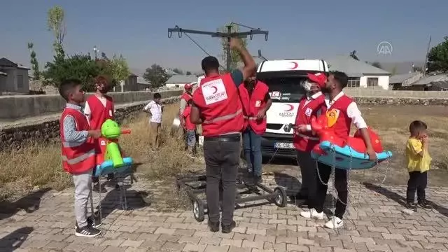 Kızılay gönüllülerinden çocuklara atlı karınca sürprizi