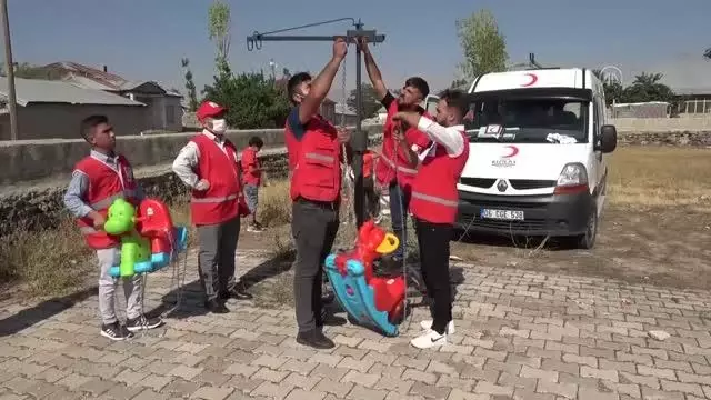 Kızılay gönüllülerinden çocuklara atlı karınca sürprizi
