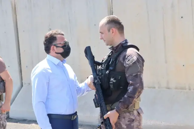 Kızıltepe Kaymakamı Çam ilçe protokolü ile polis ve sağlık personeli ile hastaların bayramını kutladı