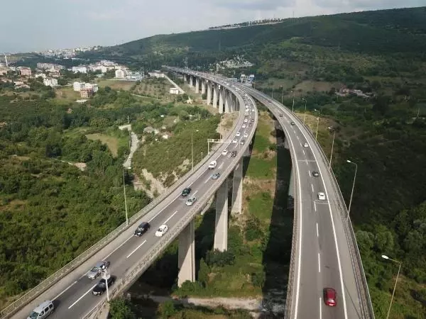 Kocaeli TEM otoyolunda 10 kilometrelik araç kuyruğu