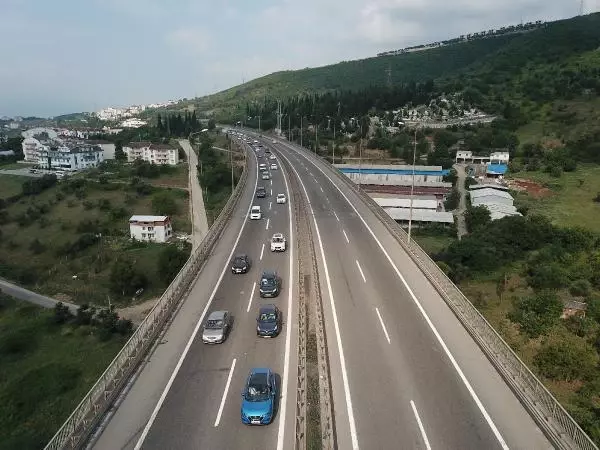 Kocaeli TEM otoyolunda 10 kilometrelik araç kuyruğu