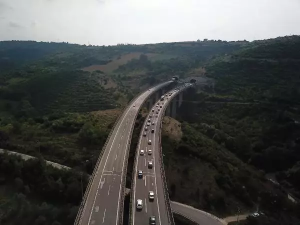 Kocaeli TEM otoyolunda 10 kilometrelik araç kuyruğu