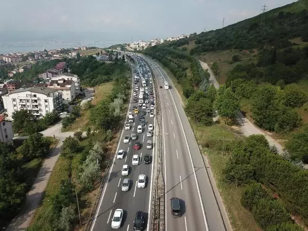 Kocaeli TEM otoyolunda 10 kilometrelik araç kuyruğu