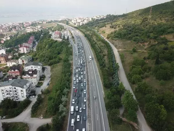 Kocaeli TEM otoyolunda 10 kilometrelik araç kuyruğu