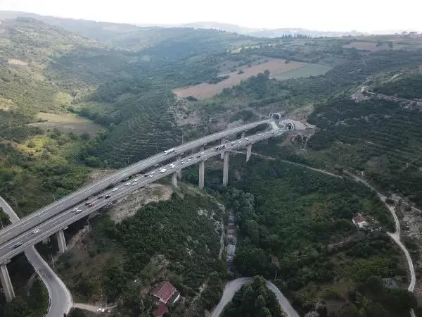 Kocaeli TEM otoyolunda 10 kilometrelik araç kuyruğu