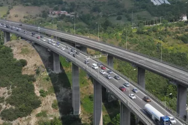 Kocaeli TEM otoyolunda 10 kilometrelik araç kuyruğu