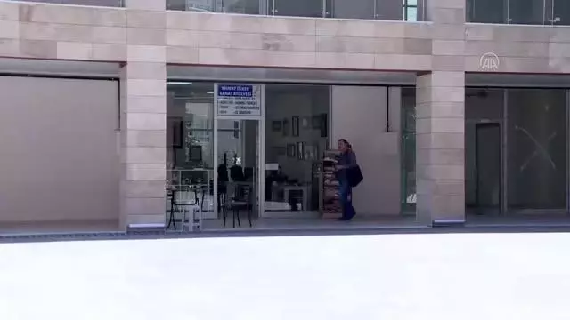 Kocaelili işçi emeklisi, ebru tutkusunu eşiyle açtığı atölyede gençlere aşılıyor