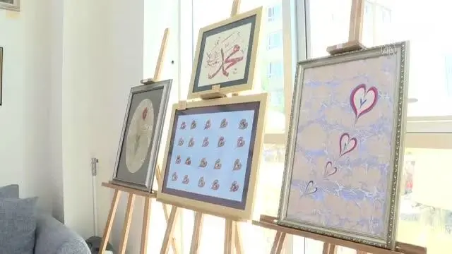 Kocaelili işçi emeklisi, ebru tutkusunu eşiyle açtığı atölyede gençlere aşılıyor