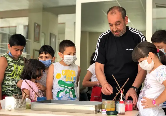 Kocaelili işçi emeklisi, ebru tutkusunu eşiyle açtığı atölyede gençlere aşılıyor