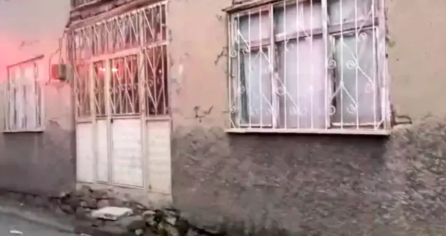 Bayramlaşmaya giden komşular kötü kokudan şüphelendi, ekipler yaşlı adamın cansız bedeniyle karşılaştı