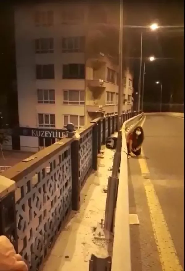 Köprüde mahsur kalan kediyi canını tehlikeye atarak kurtardı