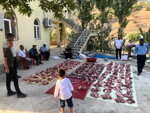 Köydeki tüm kurbanlar cami avlusunda kesilip her eve eşit dağıtılıyor