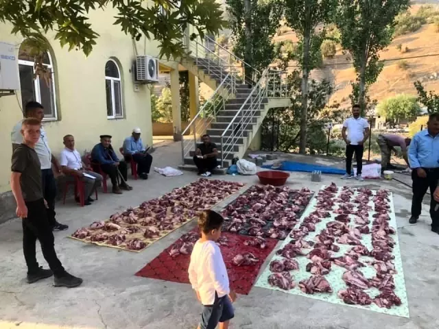 Köydeki tüm kurbanlar cami avlusunda kesilip her eve eşit dağıtılıyor