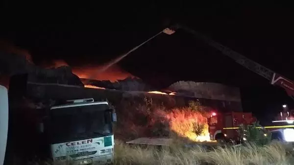 KOZAN'DA PLASTİK FABRİKASINDA YANGIN KOZAN'DA PLASTİK FABRİKASINDA YANGIN