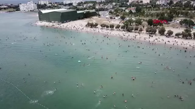 KÜÇÜKÇEKMECE MENEKŞE PLAJI'NDA BAYRAM YOĞUNLUĞU KÜÇÜKÇEKMECE MENEKŞE PLAJI'NDA BAYRAM YOĞUNLUĞU