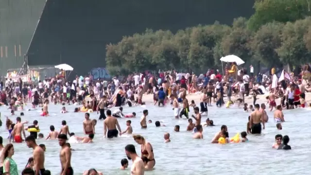 Menekşe Plajı'nda 'bayram' yoğunluğu