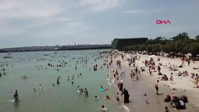 KÜÇÜKÇEKMECE MENEKŞE PLAJI'NDA BAYRAM YOĞUNLUĞU