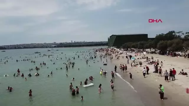KÜÇÜKÇEKMECE MENEKŞE PLAJI'NDA BAYRAM YOĞUNLUĞU