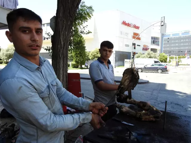 Kurban Bayramı'nda kelle ütücülerinin yoğun mesaisi Kurban Bayramı'nda kelle ütücülerinin yoğun mesaisi