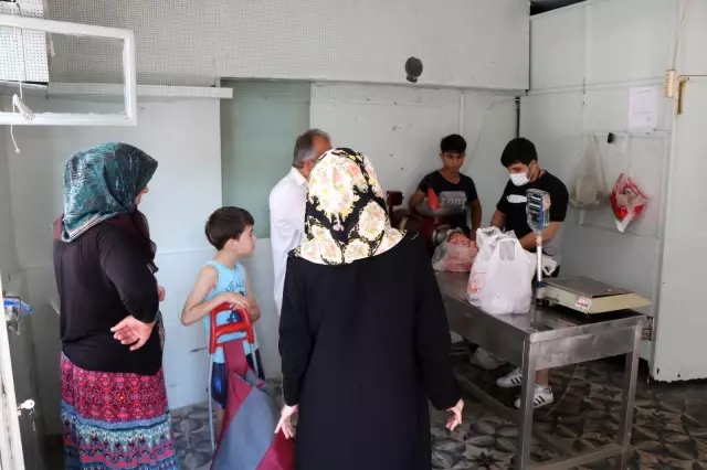 Kurbanlık telaşı yerini kıyma çektirme telaşına bıraktı Kurbanlık telaşı yerini kıyma çektirme telaşına bıraktı