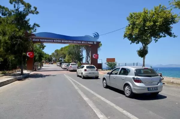 KUŞADASI'NDA, YOĞUNLUK NEDENİYLE MİLLİ PARK ARAÇ GİRİŞİNE KAPATILDI