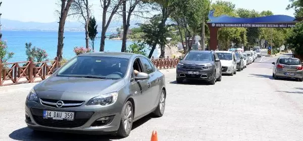 KUŞADASI'NDA, YOĞUNLUK NEDENİYLE MİLLİ PARK ARAÇ GİRİŞİNE KAPATILDI