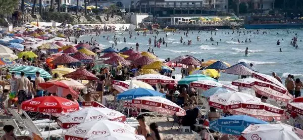 KUŞADASI'NDA, YOĞUNLUK NEDENİYLE MİLLİ PARK ARAÇ GİRİŞİNE KAPATILDI