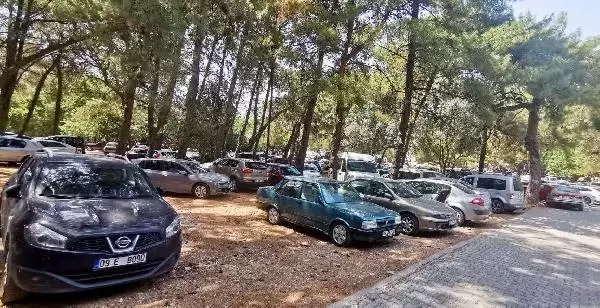 KUŞADASI'NDA, YOĞUNLUK NEDENİYLE MİLLİ PARK ARAÇ GİRİŞİNE KAPATILDI
