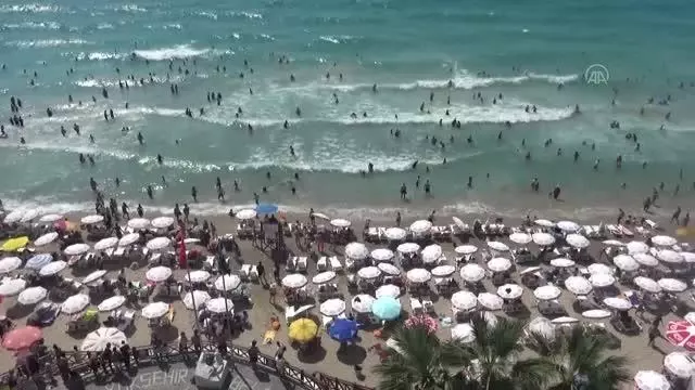 Kuşadası sahillerinde yoğunluk