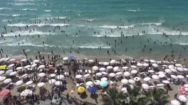 Kuşadası sahillerinde yoğunluk