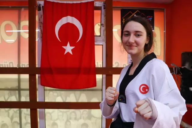 Kuzenlerine özenerek başladığı tekvandoda dünya şampiyonluğuna ulaşan Azra Çavuş, gözünü olimpiyata dikti Kuzenlerine özenerek başladığı tekvandoda dünya şampiyonluğuna ulaşan Azra Çavuş, gözünü olimpiyata dikti