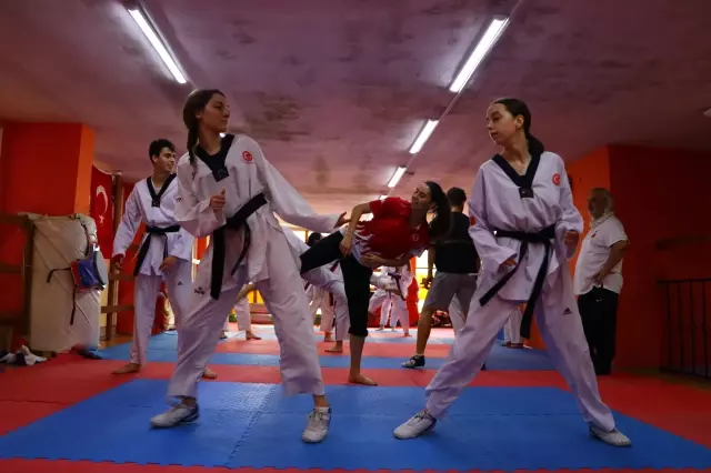 Kuzenlerine özenerek başladığı tekvandoda dünya şampiyonluğuna ulaşan Azra Çavuş, gözünü olimpiyata dikti