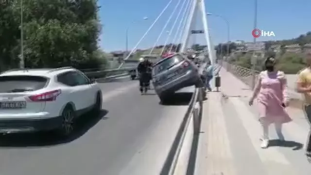 Lastiği patlayan otomobil bariyer üzerinde 40 metre gittikten sonra durabildi Lastiği patlayan otomobil bariyer üzerinde 40 metre gittikten sonra durabildi