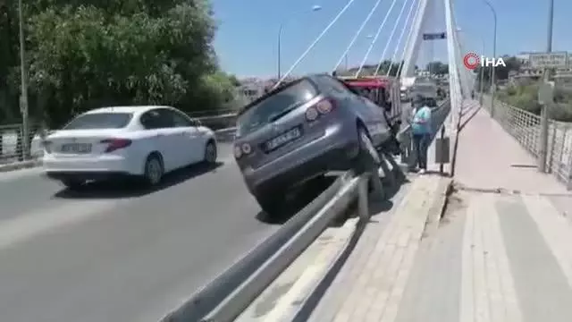 Lastiği patlayan otomobil bariyer üzerinde 40 metre gittikten sonra durabildi
