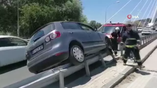 Lastiği patlayan otomobil bariyer üzerinde 40 metre gittikten sonra durabildi