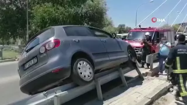 Lastiği patlayan otomobil bariyer üzerinde 40 metre gittikten sonra durabildi
