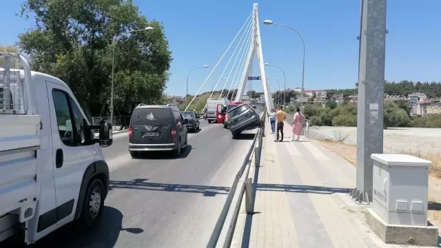 Lastiği patlayan otomobil bariyer üzerinde 40 metre gittikten sonra durabildi