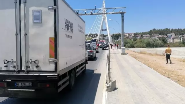 Lastiği patlayan otomobil bariyer üzerinde 40 metre gittikten sonra durabildi