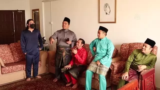 Malezya'da Müslümanlar ailelerinden uzakta kalmalarına rağmen bayram geleneklerini sürdürüyor Malezya'da Müslümanlar ailelerinden uzakta kalmalarına rağmen bayram geleneklerini sürdürüyor