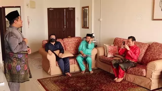 Malezya'da Müslümanlar ailelerinden uzakta kalmalarına rağmen bayram geleneklerini sürdürüyor