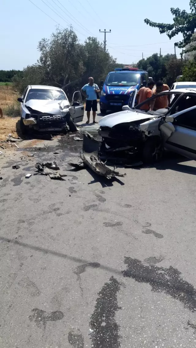 Otomobiller kafa kafaya çarpıştı: 4 yaralı