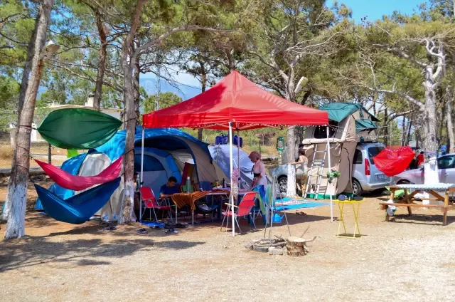 Çadır ve karavan tutkunları bayram tatilini kampta geçiriyor