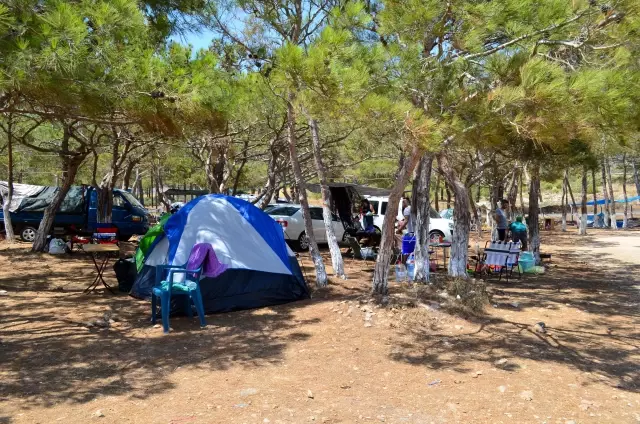 Çadır ve karavan tutkunları bayram tatilini kampta geçiriyor
