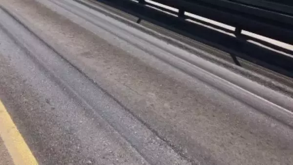 Metrobüs yolunda şaşırtan görüntü! Aşırı sıcaktan dolayı asfalt eridi Metrobüs yolunda şaşırtan görüntü! Aşırı sıcaktan dolayı asfalt eridi