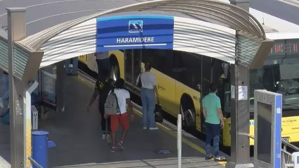 Metrobüs yolunda şaşırtan görüntü! Aşırı sıcaktan dolayı asfalt eridi Metrobüs yolunda şaşırtan görüntü! Aşırı sıcaktan dolayı asfalt eridi