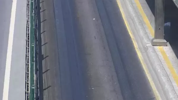 Metrobüs yolunda şaşırtan görüntü! Aşırı sıcaktan dolayı asfalt eridi Metrobüs yolunda şaşırtan görüntü! Aşırı sıcaktan dolayı asfalt eridi