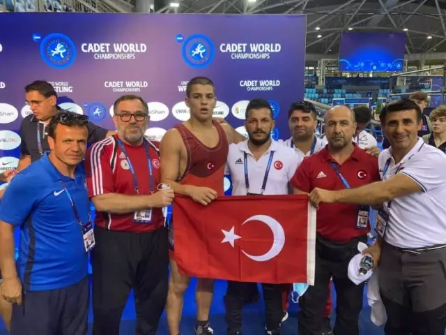 Milli güreşçi Rıfat Eren Gıdak, yıldızlarda dünya şampiyonu oldu Milli güreşçi Rıfat Eren Gıdak, yıldızlarda dünya şampiyonu oldu