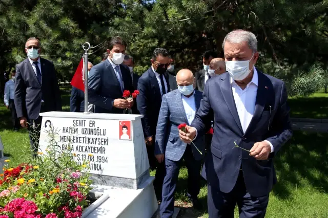 Milli Savunma Bakanı Akar, şehitlikleri ziyaret etti