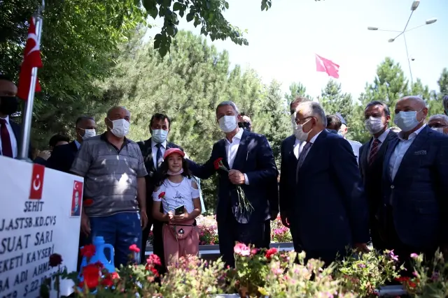 Milli Savunma Bakanı Akar, şehitlikleri ziyaret etti